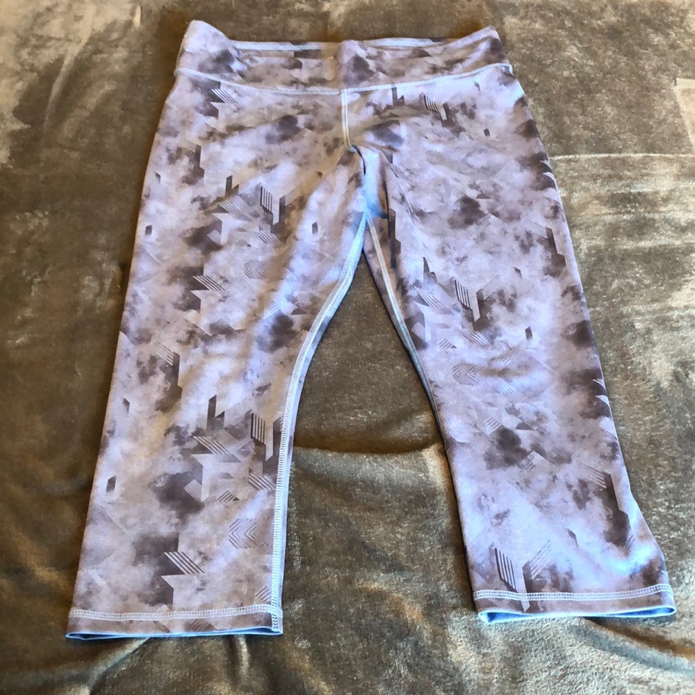 Women’s size XL activ8 speed dri blue capri leggings in like new condition